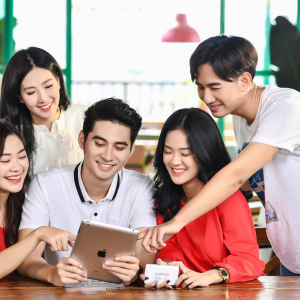 Nước Tẩy Trang Rau Má Dành Cho Da Dầu Mụn